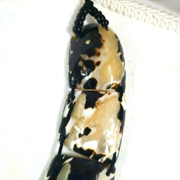 Blk/Wht/Tan-Shell Piece Statement Necklace - Picture 3 of 5